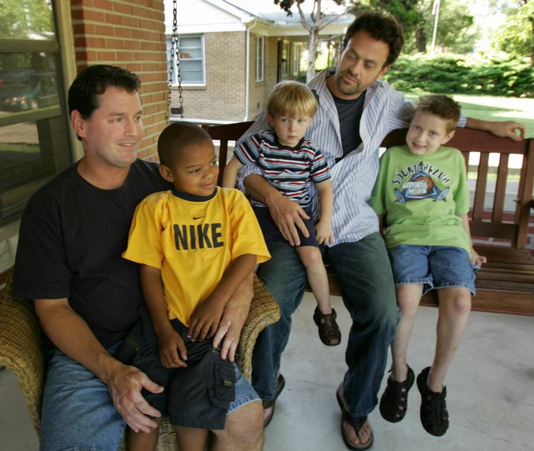 Forskning. Ny forskning giver gode nyheder til homoseksuelle adoptivforældre som Bill (til venstre) og Shaun. 