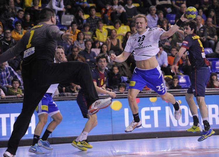 Scoring. Simon Kristiansen bryder igennem og scorer, men de danske håndboldherrers anstrengelser bar ikke frugt. 