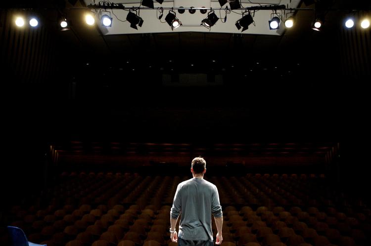 Birolle.  Hovedpersonen Stephen (C.) McQuenn, lider  under aldrig at  have scenen for  sig selv. 