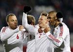 Målscorer. Niki Zimling jubler med Lars Jakobsen og Simon Poulsen efter sin 3-0-scoring mod Tjekkiet. 