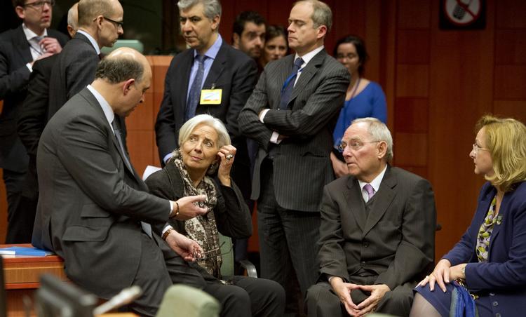 Den franske finansminister Pierre Moscovici (t.v.), chefen for Den Internationale Valutafond Christine Lagarde (i midten) , Tysklands finansminister Wolfgang Schaeuble samt den østrigske finansminister Maria Fekter vender situationen ved gårsdagens møde. 