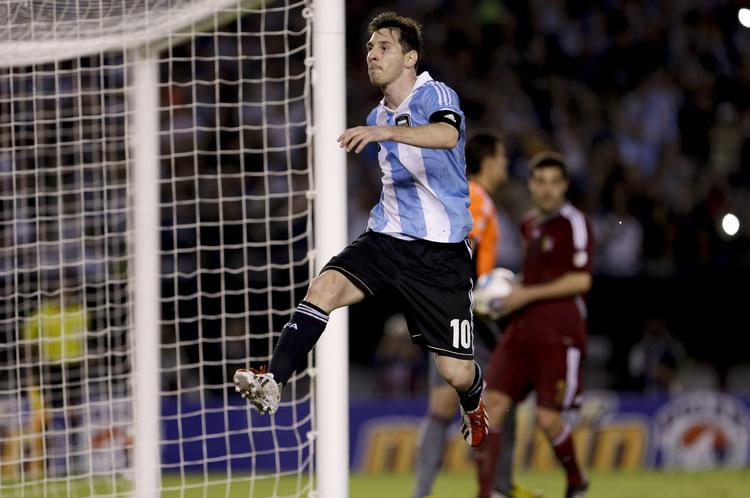 udfordring. Lionel Messi scorede for Argentina i sejren over Venezuela fredag. 