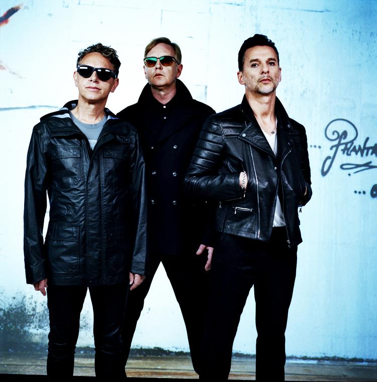 Bluesmekanik. I fuld gang med Depeche Modes fjerde årti er Martin Gore, Andy Fletcher og Dave Gahan garanter for storladent sortsyn. Hårdere og mærkeligere end længe, men også fastlåst i det pompøse tungsind. 