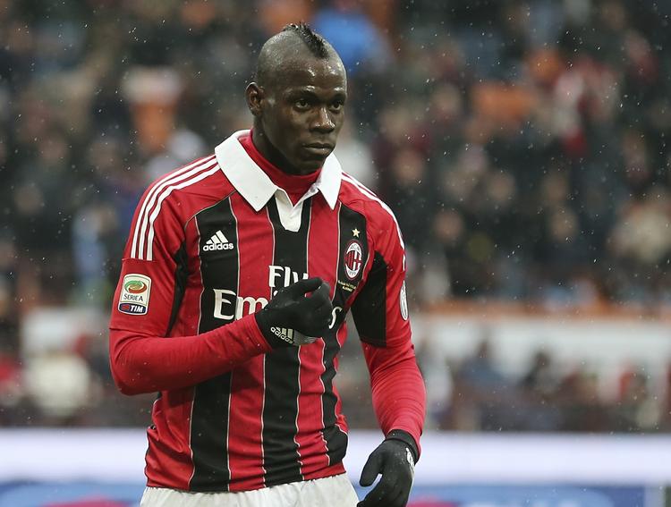 racisme. Milans Mario Balotelli mærker racismen på egen krop under næsten hver kamp i den italienske Serie A. 