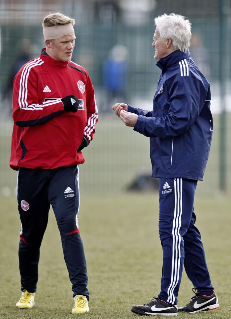 forberedelse. Landstræner Morten Olsen (th) giver gode råd til den nye bomber for Danmark, Andreas Cornelius, under træningen før kampen mod Bulgarien. 
