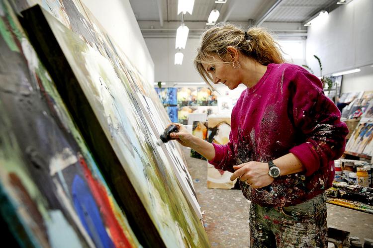 LAVPRISKUNST. 'Malerifabrikken' fremstiller unika i metermål. Kunderne i de store møbelhuse er glade for håndmalede lærreder til lavpris, og kunstnerne som 'Freja' herover er glade for et helle med ferie og fast løn. 