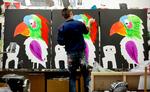 papegøjekunst. På 'Malerifabrikken' skabes den kunst, der sælges i møbelkæder som Ilva og Idemøbler. Kennet Hansen her maler i hundredvis af sine motiver, men det er unika, pointerer indehaveren: Alt er håndmalet, og ikke to er ens. 