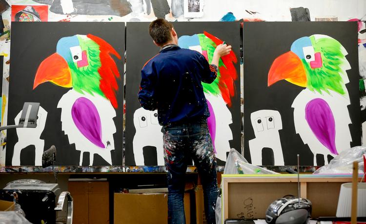 papegøjekunst. På 'Malerifabrikken' skabes den kunst, der sælges i møbelkæder som Ilva og Idemøbler. Kennet Hansen her maler i hundredvis af sine motiver, men det er unika, pointerer indehaveren: Alt er håndmalet, og ikke to er ens. 