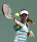 kørestol. Lauren Davis faldt sammen af træthed efter nederlaget mod Alize Cornet, hvor begge måtte have hjælp af kørestole for at komme i omklædningsrummet. 