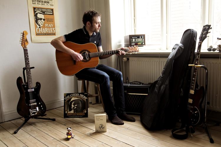 sangskriver. Kristoffer Munck Mortensen har i nogle år markeret sig som en af dansk rocks mest årvågne og poetiske sangskrivere. 