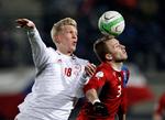 navngivning. Danmarks Simon Makienok (tv) kom på banen i kampen mod Tjekkiet. 