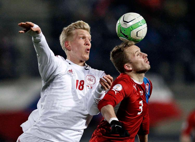 navngivning. Danmarks Simon Makienok (tv) kom på banen i kampen mod Tjekkiet. 