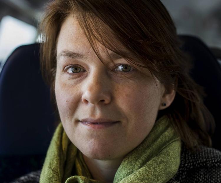 Bekymring. Pendler Malene Jelbo er en af de, der synes, man bør gøre noget ved de mange dieselpartikler i de danske tog. 