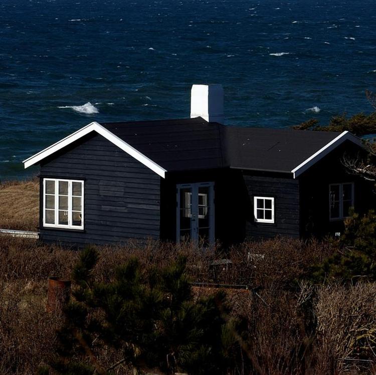 Drømmen. Sommerhuskøbere drømmer om sorte træhuse med hvide vinduer, viste en EDC-undersøgelse i sommer. Nogle ejendomsmæglere oplever dog også søgning efter huse fra 1970’erne, bare prisen er under  1 million kroner. 