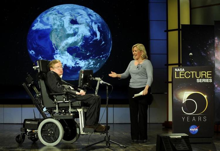Galakserne. Det er tredje (og sidste) gang, far og datter - Lucy og Stephen Hawking (ham med de sorte huller) - fortæller om Gustav og galakserne 