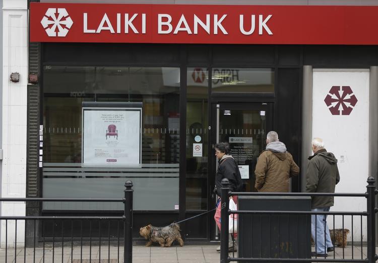 Ventetid. Laiki - også kaldet Popular Bank - genåbner først torsdag. 