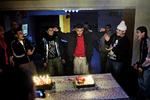 Party. Bayram anede ikke, at alle hans venner var samlet til fødselsdag. Han troede, han skulle til møde med kommunen en fredag aften. I løbet af aftenen blev en optagelse af hans reaktion på overraskelsesfesten genset på en mobiltelefon.