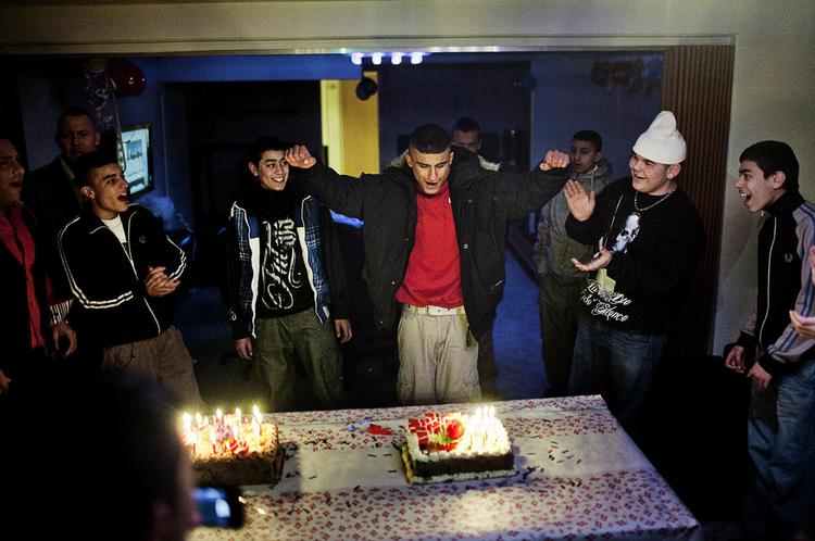 Party. Bayram anede ikke, at alle hans venner var samlet til fødselsdag. Han troede, han skulle til møde med kommunen en fredag aften. I løbet af aftenen blev en optagelse af hans reaktion på overraskelsesfesten genset på en mobiltelefon.
