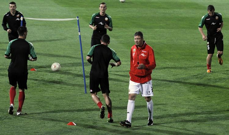 Landstræner. Ljuboslav Penev avr, inden han blev træner, en frygtindgydende angriber i den bedste række i Spanien, hvor han scorede næsten 200 gange for Valencia, Atl. Madrid, Compostela og Celta Vigo. 