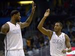 Highfive. LeBron James  (t.v.) bidrog med 24 point mod Orlando. 
