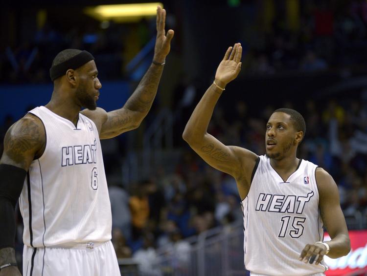 Highfive. LeBron James  (t.v.) bidrog med 24 point mod Orlando. 
