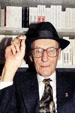 Cigaretføring. En aldrende William Seward Burroughs er her foreviget  i 1990, syv år inden sin død. Arkivfoto: AP 