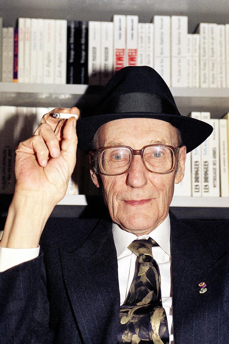 Cigaretføring. En aldrende William Seward Burroughs er her foreviget  i 1990, syv år inden sin død. Arkivfoto: AP 