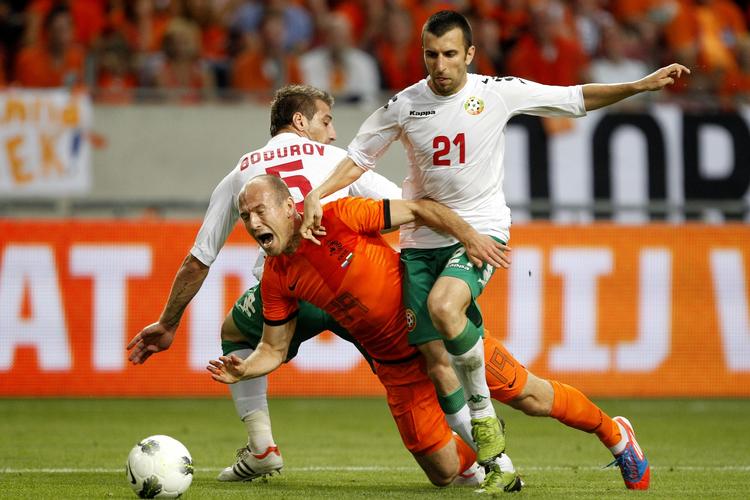Comeback. Svetoslav Dyakov ved, hvordan man skal stoppe store spillere. Her går det ud over Hollands verdensklassemand Arjen Bobben. 