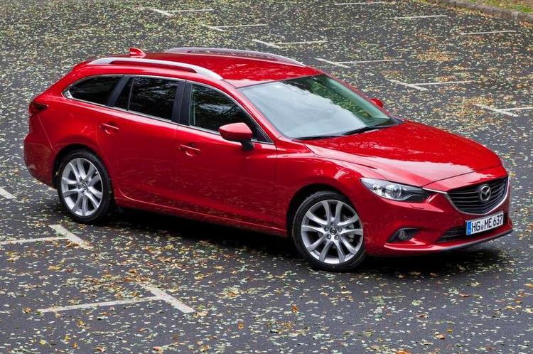 Rummelig. Der er fornuftig plads alle vegne i Mazda 6, men udsynet bagud kunne være bedre. Foto: Mazda 