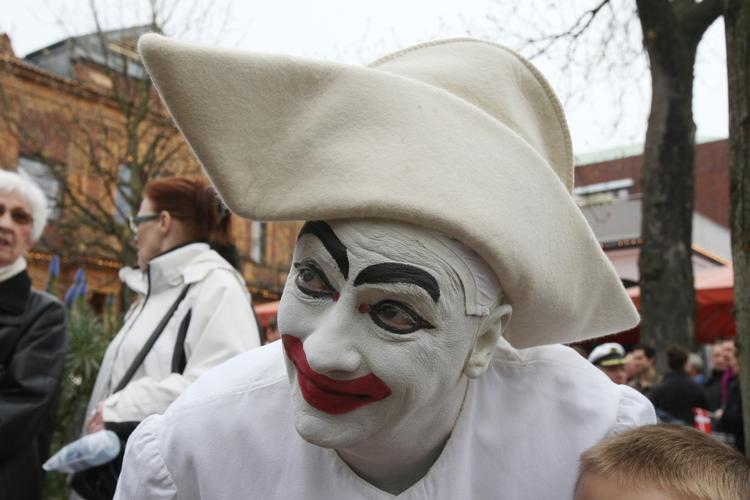 pjerrot. Pjerrot kan atter få sit tøj på. 