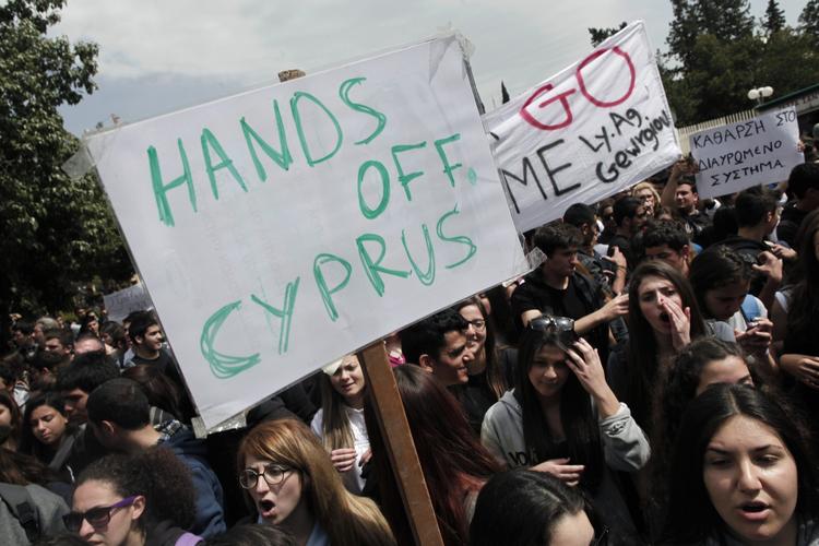 Demo. Cyprioter på gaden i protest mod redningsplanen. 