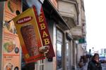 shawarma. Anafood Kød er den største leverandør af kød til shawarma-barer m.m. i hovedstadsområdet og omsætter for 60-80 millioner kroner om året. Her et flag foran et slagssted i Ndr. Frihavnsgade. Billedet har ikke noget med den konkrete sag at gøre. 