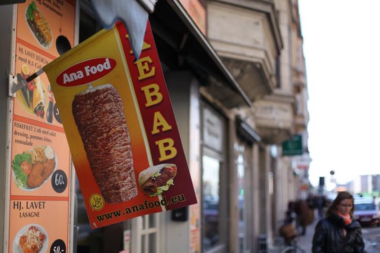 shawarma. Anafood Kød er den største leverandør af kød til shawarma-barer m.m. i hovedstadsområdet og omsætter for 60-80 millioner kroner om året. Her et flag foran et slagssted i Ndr. Frihavnsgade. Billedet har ikke noget med den konkrete sag at gøre. 