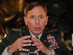 Den firestjernede general David Petraeus taler senere i dag under en højtidelighed for veteraner. Det er første gang, han taler offentligt, siden det kom frem, at han har haft en affære. 