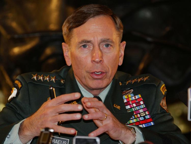 Den firestjernede general David Petraeus taler senere i dag under en højtidelighed for veteraner. Det er første gang, han taler offentligt, siden det kom frem, at han har haft en affære. 