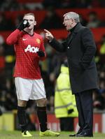 VM-kval. Alex Ferguson (th) vil gerne have spillerne hurtigt hjem fra landskampe. Wayne Rooney (tv) skal med England til Montenegro i aften. 