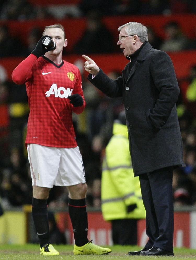 VM-kval. Alex Ferguson (th) vil gerne have spillerne hurtigt hjem fra landskampe. Wayne Rooney (tv) skal med England til Montenegro i aften. 