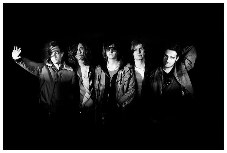 Trods. The Strokes har ikke meget at byde på med deres femte album. Energien er væk. Måske er det på tide at indstille skydningen. 