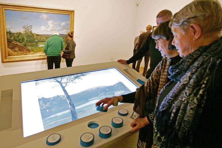 Maleskærm. Ved hjælp af et  såkaldt iLand-bord og noget digitalt  legetøj kan man  på en skærm  efterprøve alle de elementer, som en landskabsmaler som Kyhn kunne sætte ind i et maleri som f.eks. 'Fra  egnen ved Himmelbjerget' fra 1882. 