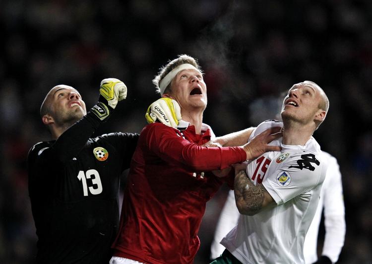 1-1. Andreas Cornelius (midt) havde det svært mod et stærkt bulgarsk forsvar i kampen i Parken. 