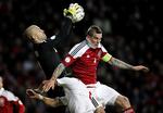 skuffet. Danmarks Daniel Agger blev sendt helt i front til sidst i kampen mod Bulgarien for at få scoret det vigtige sejrsmål. 