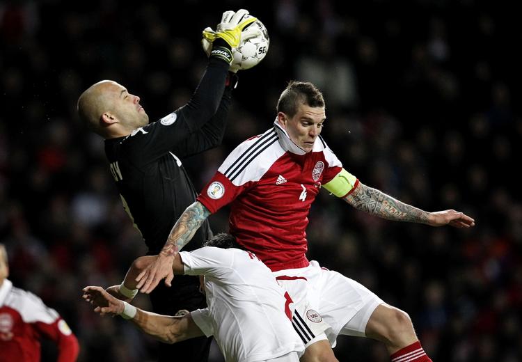 skuffet. Danmarks Daniel Agger blev sendt helt i front til sidst i kampen mod Bulgarien for at få scoret det vigtige sejrsmål. 