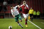 sviner. Der blev dømt straffespark til Danmarks Andreas Cornelius (th), men det var den bulgarske træner ikke tilfreds med. 