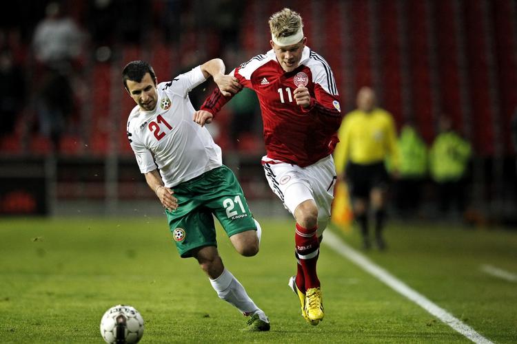 sviner. Der blev dømt straffespark til Danmarks Andreas Cornelius (th), men det var den bulgarske træner ikke tilfreds med. 