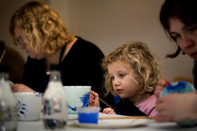 Selvgjort. Både børn og voksne kan prøve sig selv af som porcenlænsmaler. Foto: Daniel Hjorth 
