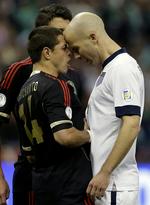 Hanekamp.  Javier Hernandez (t.v.) og  Michael Bradley havde gang i en lille nidstirring på gigantarenanen i den mexicanske storby. 
