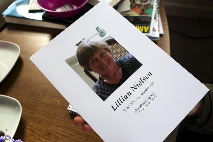 At begrave sine kære på en personlig måde, kan gøre afskeden lettere. Det har blandt andre Peter Nielsen erfaret, efter han begravede sin kone, Lililan, i haven. 