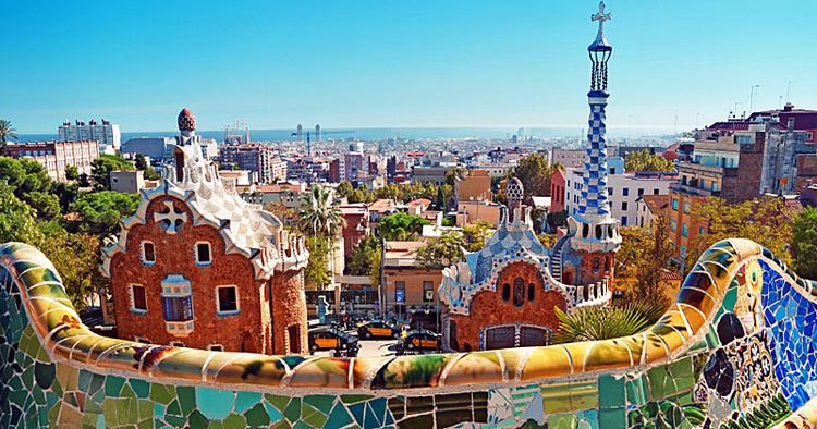 Forårstur. Park Guell i Barcelona - skabt af Eusebi Güell og Antonio Gaudí - er en af den katalanske bys store seværdigheder . 