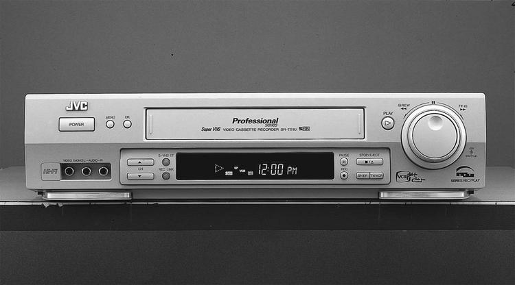 VEDVARENDE. Der er stadig gang i salget af VHS-videomaskiner i Danmark efter 30 år med udvikling af nye teknologier, der kan erstatte dem. Men det handler mest om at bevare ferieminderne. 