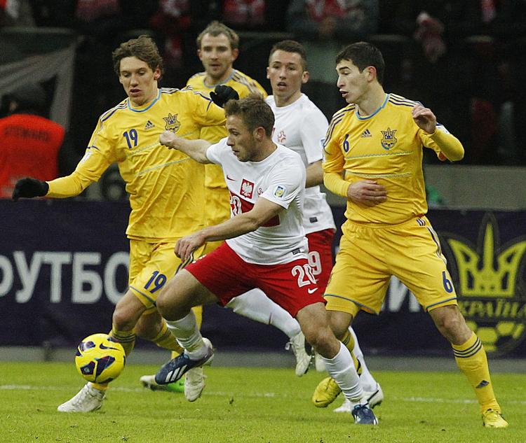 Rødt. Tacklinger af den kaliber Taras Stepanenko (t.h.) diskede op med i aftes udløser som regel to-tre spilledages karantæne. 